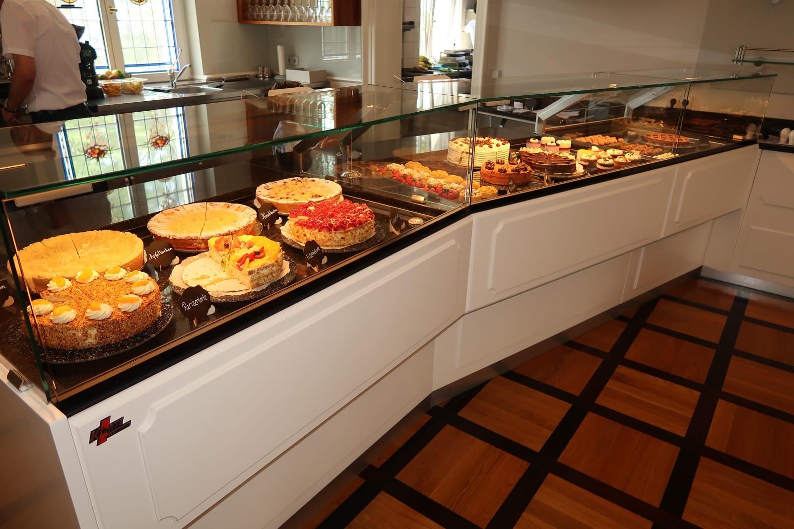 Theke mit Kuchen